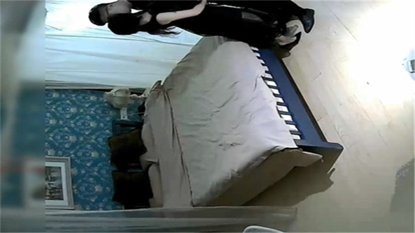 黑色蕾丝连衣裙搭配高跟鞋，长发美女的极致性感诱惑